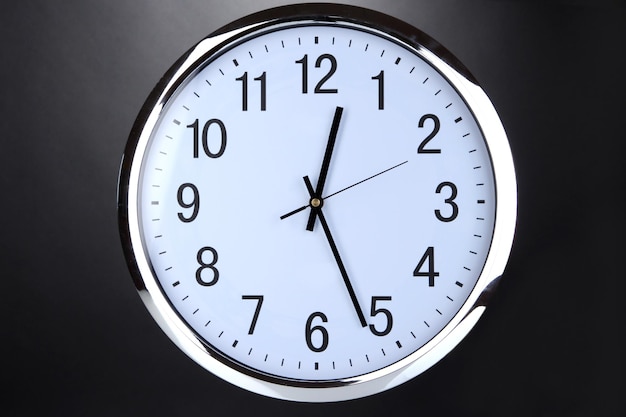 Horloge de bureau ronde sur fond noir