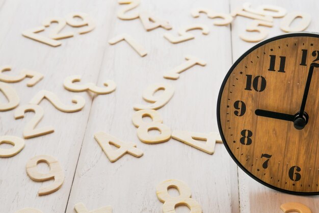 Horloge avec des chiffres sur le sol en bois