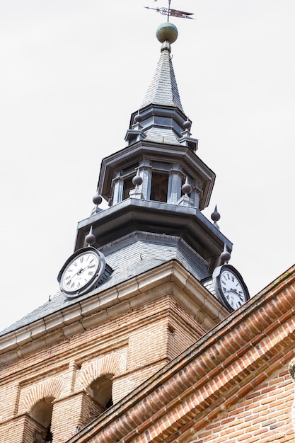 horloge et clocher dans une ville espagnole médiévale