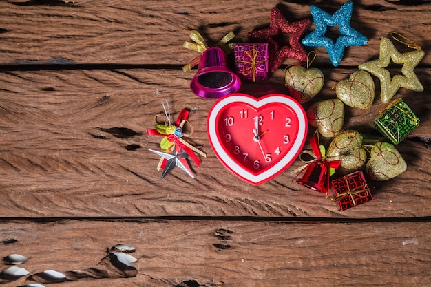 Photo horloge coeur sur table en bois, concept de noël