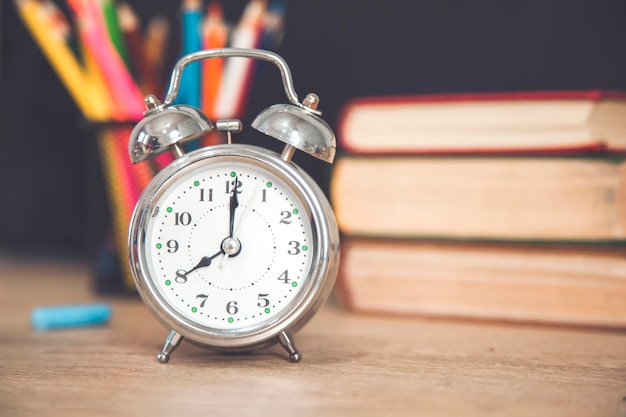 Horloge avec crayons et livres