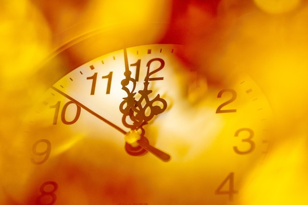 L'horloge dans un cadre doré montre l'approche de la nouvelle année, 12 ou 24 heures. Carte de voeux du nouvel an