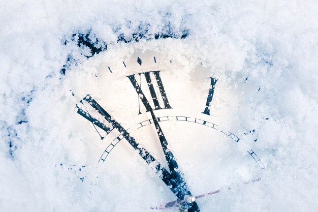 Photo horloge du nouvel an dans la neige