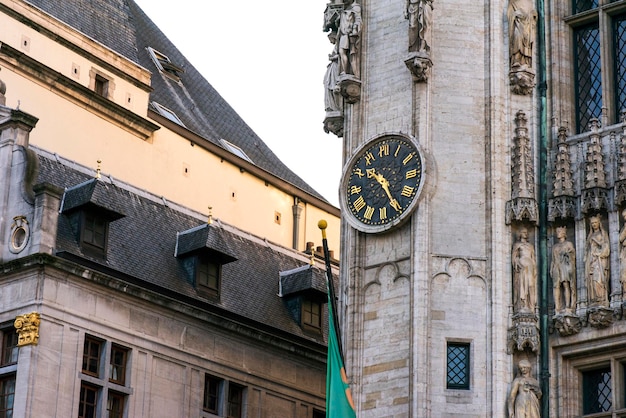 Horloge sur la façade de la maison sur la place Grand Place au centre de Bruxelles.