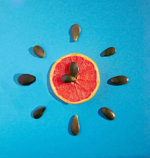 Horloge faite de pamplemousse et de feuilles L'heure du petit-déjeuner Idée créative de fruits d'été