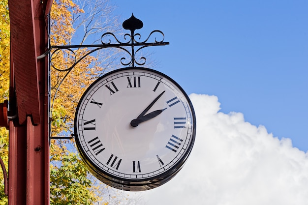 Horloge de gare vintage sur ciel bleu naturel