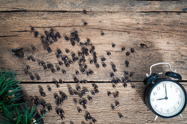 Horloge et grains de café sur la vue de dessus de bureau