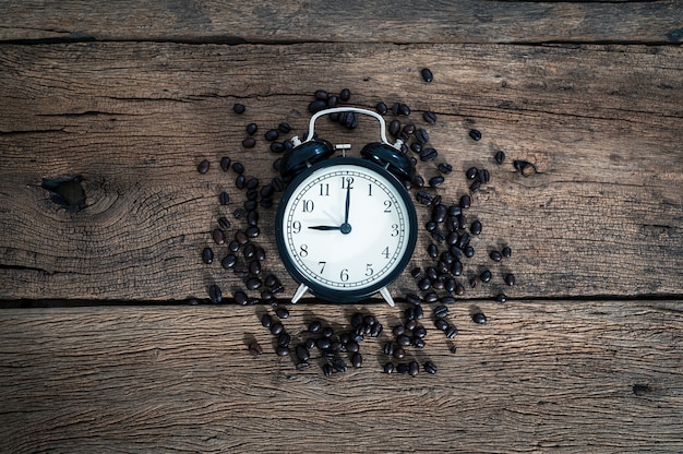 Horloge et grains de café sur la vue de dessus de bureau