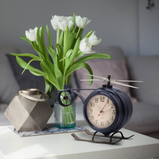 horloge hélicoptère bleue sous la table