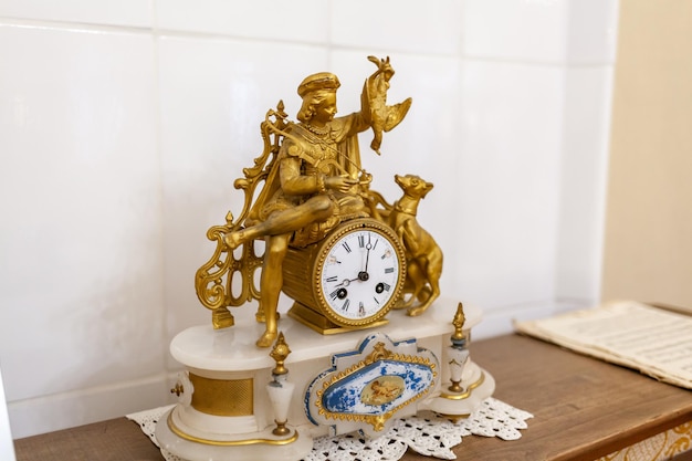 Une horloge avec un homme dessus et un cerf dessus