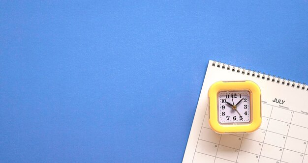 Horloge jaune en haut du calendrier