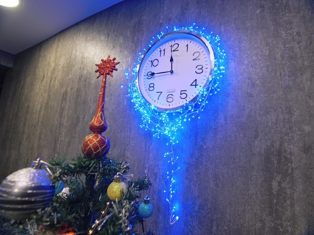 Horloge et jouets de boules de sapin de Noël Timelapse Nouvel An L'horloge est accrochée au mur