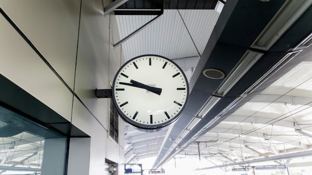 Horloge moderne attachée à la station MRT
