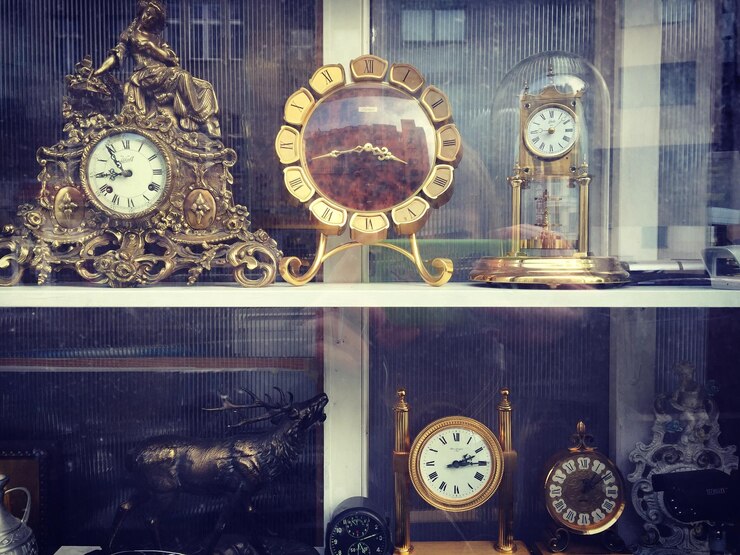 Photo horloge sur le mur blanc