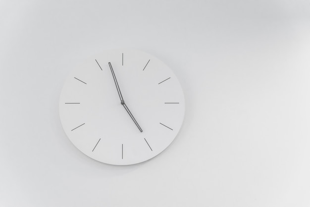 Une horloge sur un mur blanc