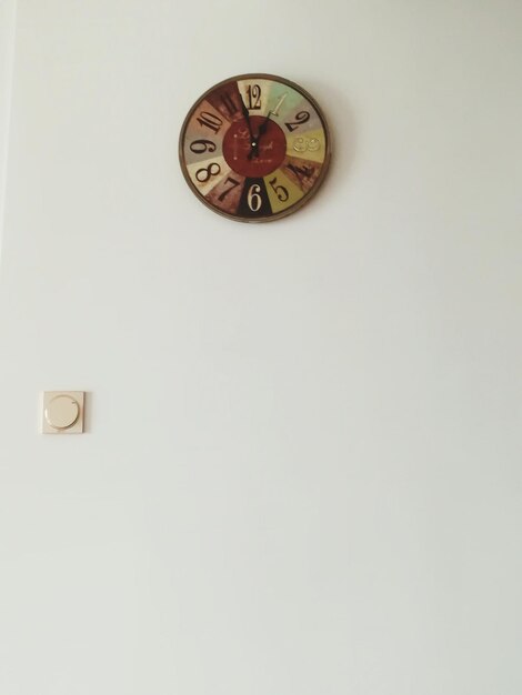 Photo horloge sur le mur à la maison