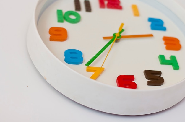 horloge murale blanche avec numéros de couleur. horloge colorée pour la chambre des enfants