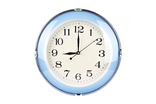 Horloge murale bleu isolé sur fond blanc