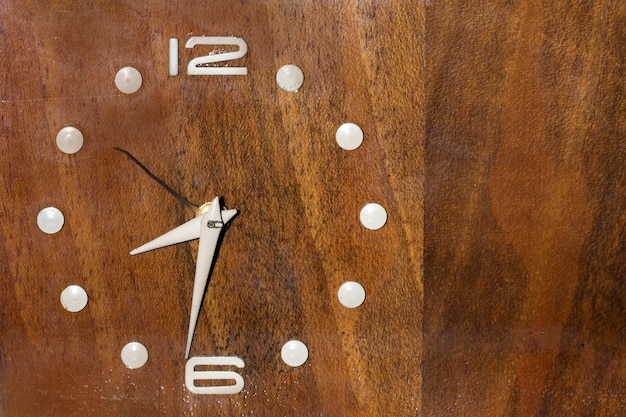 Photo horloge murale en bois, avec flèches et chiffres blancs