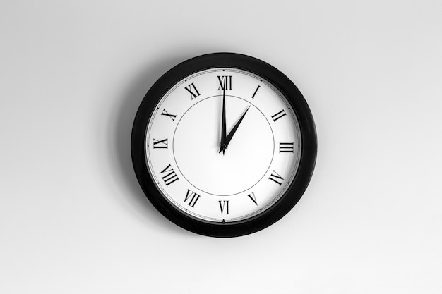 Horloge murale cadran romain indiquant une heure