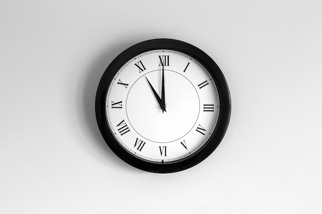 Horloge murale cadran romain indiquant onze heures