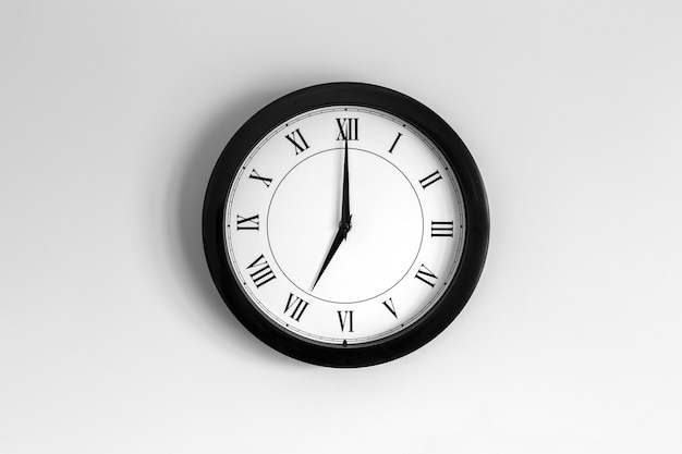 Horloge murale cadran romain indiquant sept heures