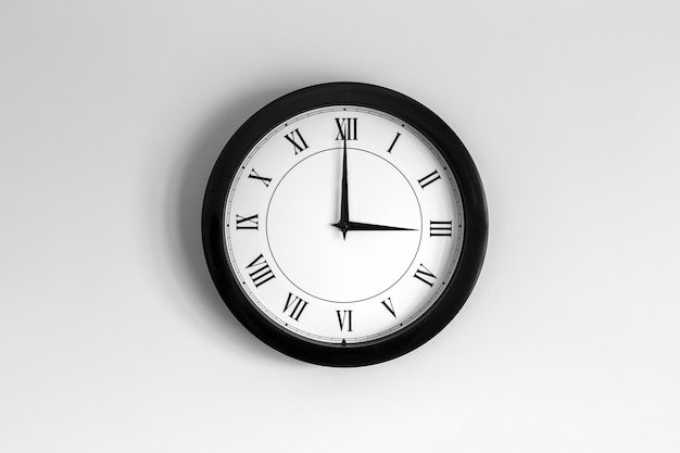 Horloge murale cadran romain montrant trois heures