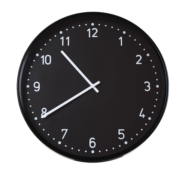 Horloge murale ronde noire isolée sur blanc