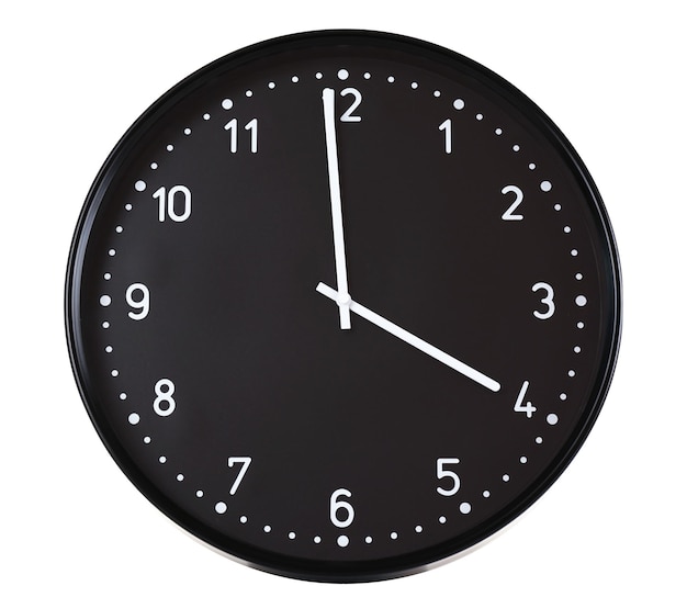 Horloge murale ronde noire isolée sur blanc