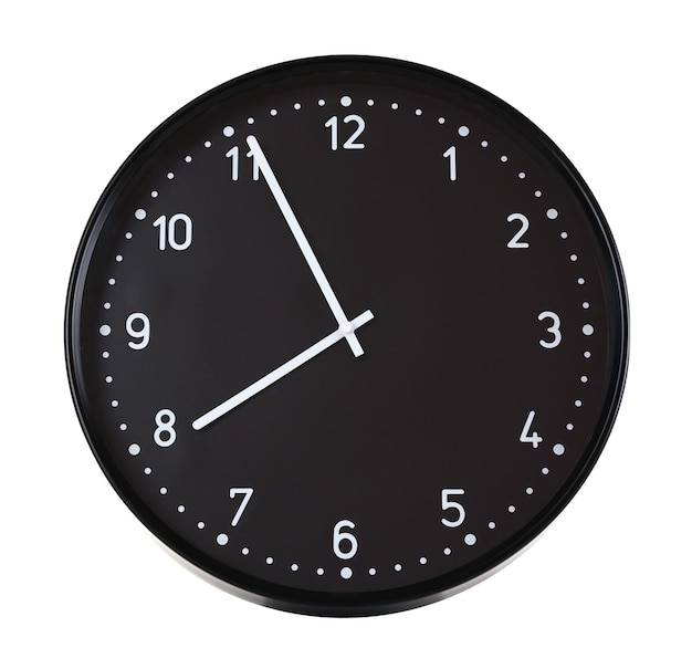 Horloge murale ronde noire isolée sur blanc