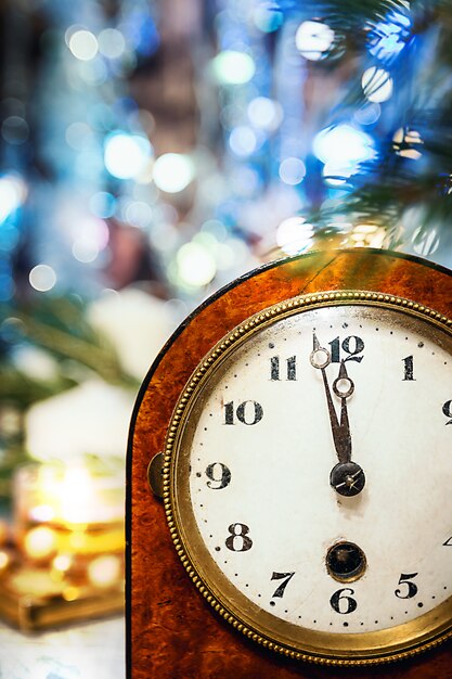 Photo horloge de noël avec décoration de fête