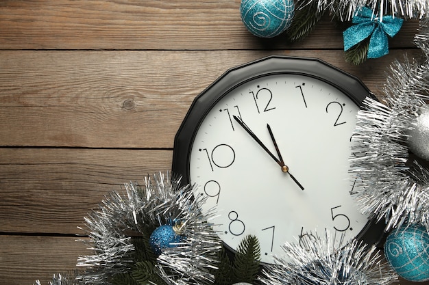 Horloge De Noël Avec Décoration De Noël Sur Fond De Bois Gris. Concept De Bonne Année.