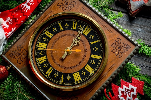 Horloge de Noël montrant une minute avant minuit