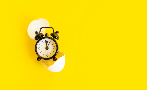 Horloge noire sur un jaune