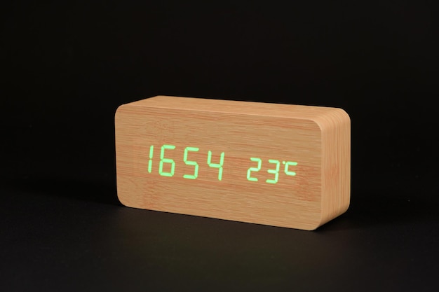 Horloge numérique électronique en bois avec thermomètre