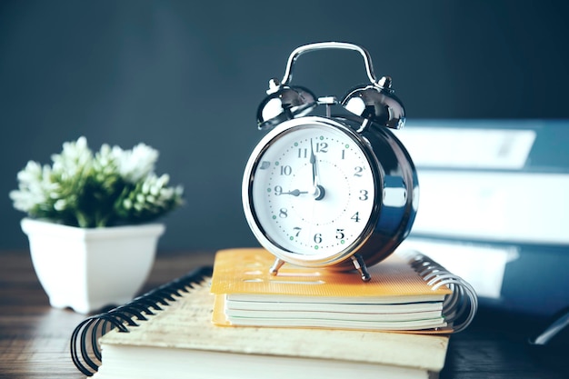 Horloge avec papeterie sur table