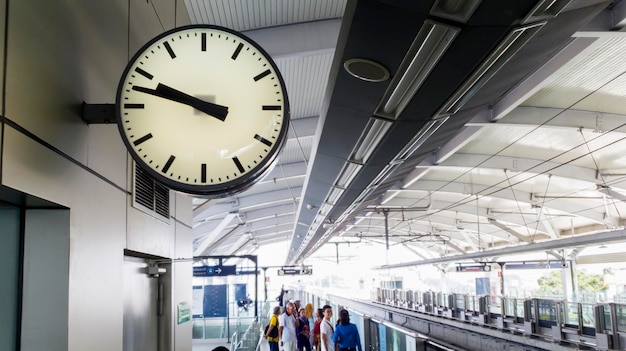 Horloge avec passagers bondés à la station MRT