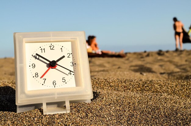 L'horloge sur la plage de sable