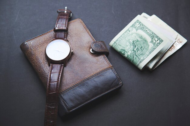 Photo horloge sur le portefeuille et l'argent