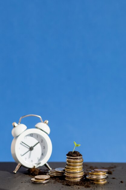 Horloge Rouge Avec Des Pièces économiser De L'argent Et Des Finances Concept D'entreprise. Financez Des Entreprises Et économisez De L'argent Pour Vous Préparer à L'avenir. Le Temps Est Un Concept D'argent.