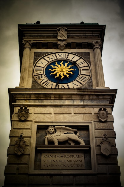 Horloge de rue antique sur la place italienne