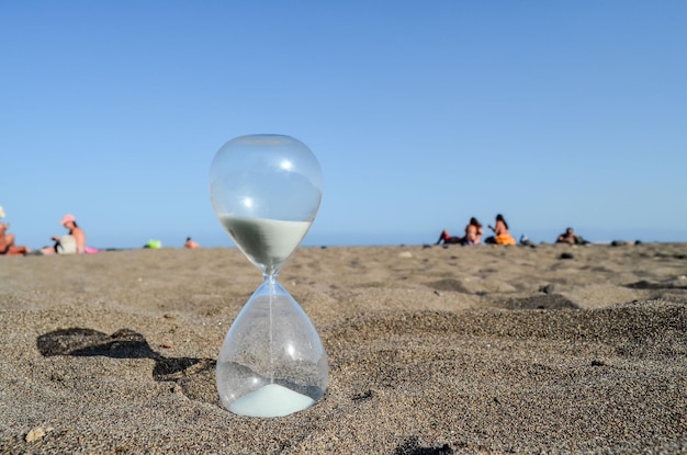 L'horloge à sable sur la plage de sable