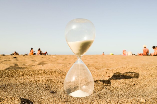 L'horloge à sable sur la plage de sable