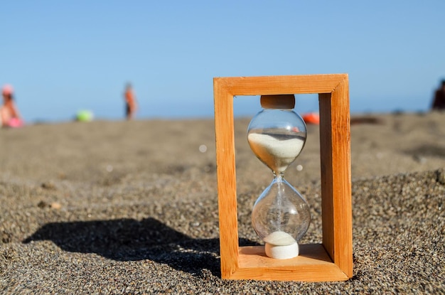 L'horloge à sable sur la plage de sable