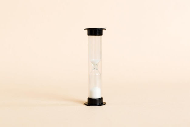 Horloge à sable sur la table horloge de sable comme concept de passage du temps pour l'espace de copie d'échéance d'affaires