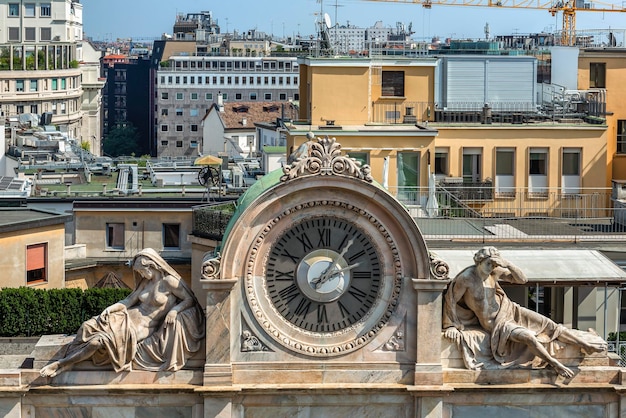 Horloge avec des statues