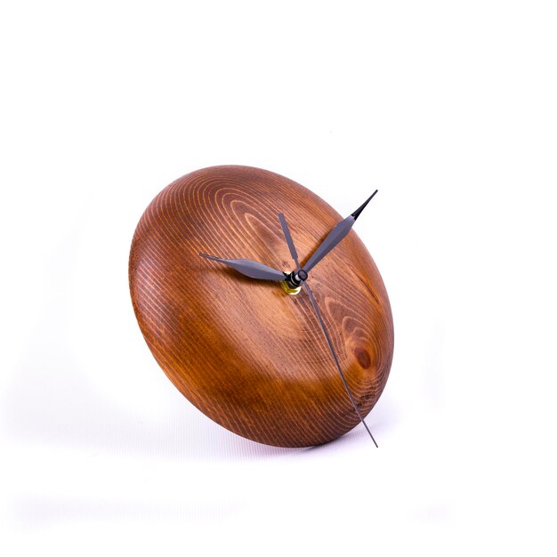 Horloge de table en bois à la main avec fond blanc