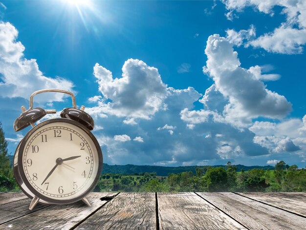 Photo une horloge sur la table contre le ciel par une journée ensoleillée