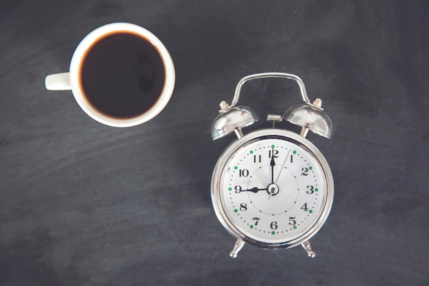 Horloge et tasse de café