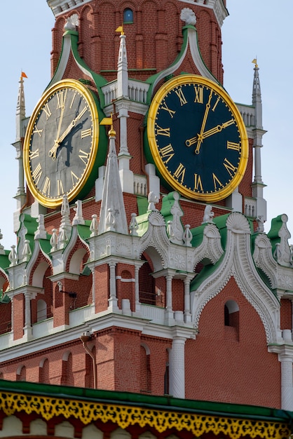 Horloge de la tour du Kremlin de Moscou. L'ancienne tour du Kremlin de Moscou.